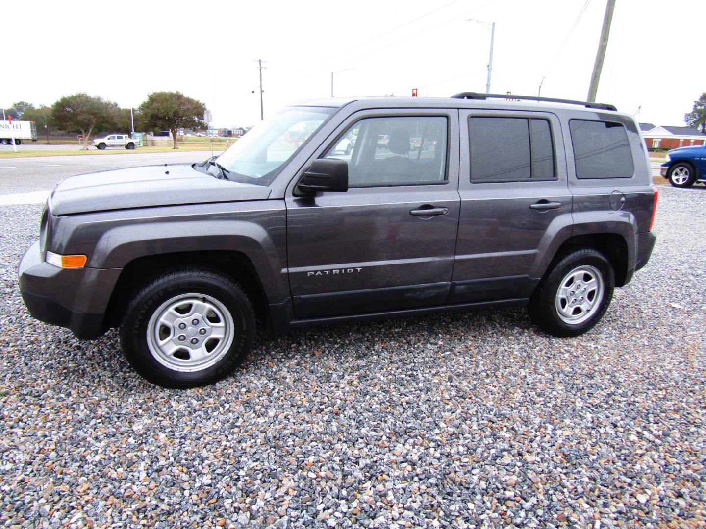 2016 Gray /Gray Jeep Patriot (1C4NJPBBXGD) , Automatic transmission, located at 15016 S Hwy 231, Midland City, AL, 36350, (334) 983-3001, 31.306210, -85.495277 - Photo#1